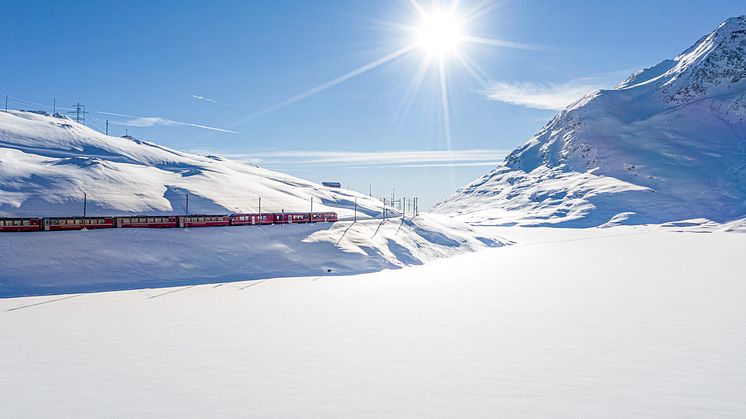 Bernina Express am Lago Bianco_3_(c)Rhätische Bahn