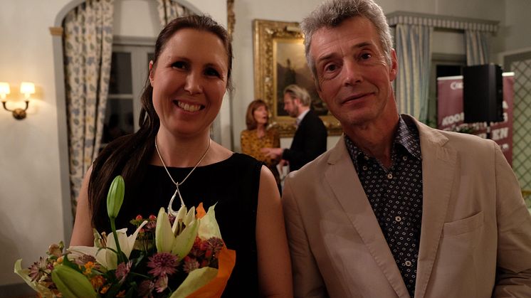 Therese Petrini som arbetar med kundtjänst och ekonomi tillsammans med  Ola Karlsson ordförande Vallebygdens Energi, tog emot utmärkelsen Årets kooperativ 2017.