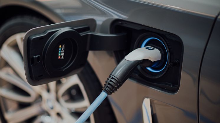 Mit ihrem "Schutz für E-Fahrzeuge" trägt die SIGNAL IDUNA dem Trend zur Elektromobilität Rechnung.  Foto: Chuttersnap/unsplash.com