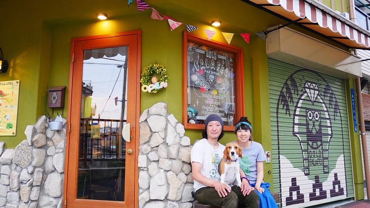 Falafel-VMs mest långväga deltagare, Taguchi Naoto och Ayako Hina, driver till vardags restaurang Gold Falafel i Osaka i Japan. ”Vår logga är en korsning mellan en egyptisk sfinx och vår beagle."