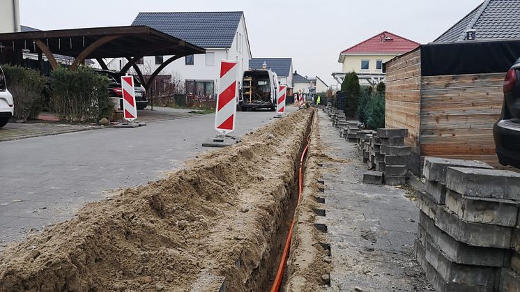 Nuthetal erhält Deutsche Glasfaser Netz: Tiefbauarbeiten - hier mit der Fräse - zum FTTH-Glasfasernetz haben im Ortsteil Saarmund begonnen (DG)