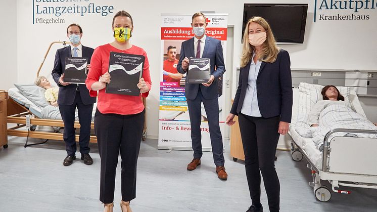 Übergabe der Kooperationsverträge