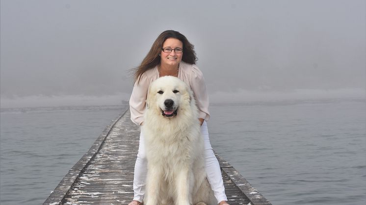 Jessica Svensson och Hicko som är social vårdhund hos Förenade Care.