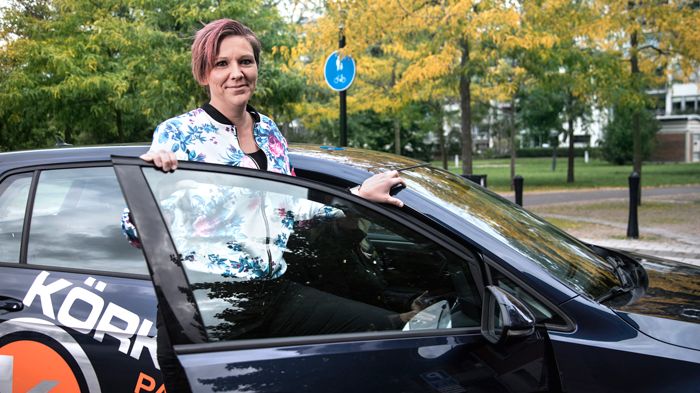Linda använder hörhjälpmedel i sitt jobb som trafiklärare 