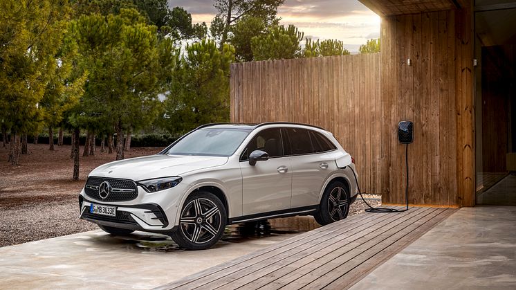 Nu har nya generationen av Mercedes-Benz bästsäljande suv GLC visats. Samtliga modeller av bilen kommer att vara hybrider. Antingen mildhybrider med 48 volts system eller laddhybrider med upp till 12 mils räckvidd.