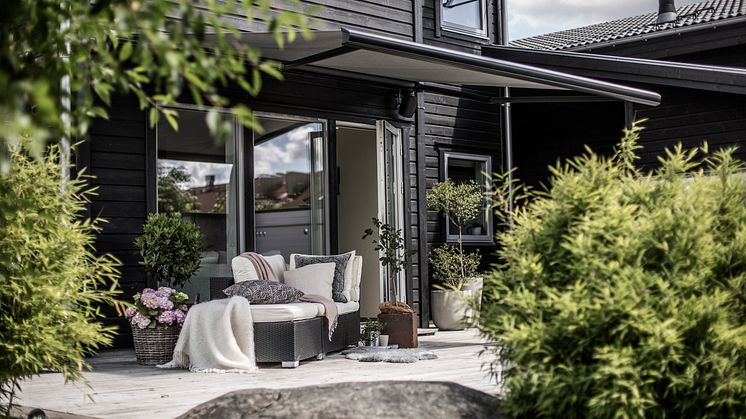I år er det de monokrome fargene som vinner frem på utsiden av de norske hus. Det er både sofistikert og vakkert.