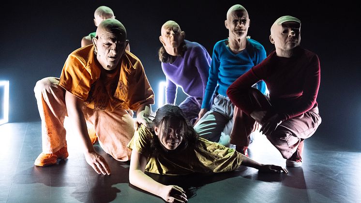 Ungdom frå Groruddalen står på scenen i Er mikrofonen min på? Foto: Monica Tormassy.