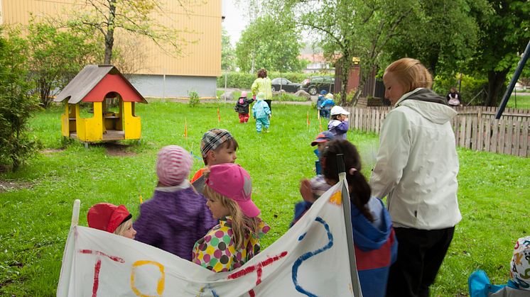 Barn går baklänges för säkerhets skull