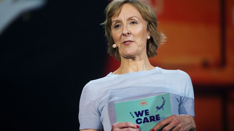 YES, WE CARE: Cathrine Dehli, direktør for bærekraft i Nordic Choice Hotels, på scenen under årets vinterkonferanse.