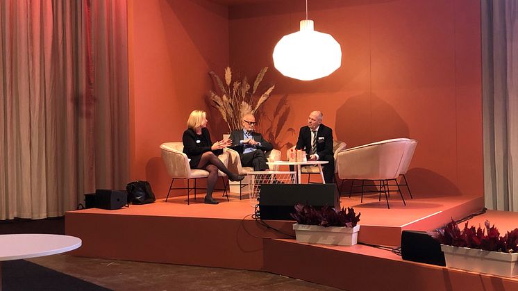 Fredrik Sidahl, vd FKG, Sanna Arnfjorden Wadström, vd Sinf, samt moderator Johan Wangström.