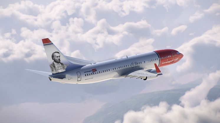 Aleksis Kivi koristaa Norwegianin Boeing 737-800 -koneen pyrstöä.