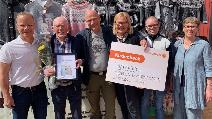 Från vänster: L-G Karlsson Swedbank, H-E Laggar, en av grundarna OrsaKajtn, Hans Lans, bitr tävlingsl., Liselott Länsmans, sparbanksstiftelsen Dalarna, Fredrik Larsson, tävlingsl., Kristina Lillpers, bitr tävlingsl. Foto: Jörgen Wåger Siljan News