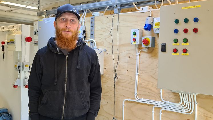 Som enda utbildningsleverantör i Sverige har studerande hos oss möjlighet att ta tex finsk grundexamen. Den möjligheten tog Emil Hannerfors från Haparanda för att utöka sina jobbmöjligheter i gränsregionen.