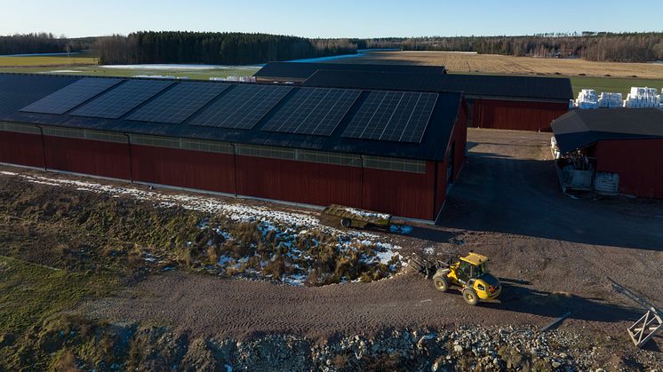 Solceller och eldriven hjullastare på Toleruds gård