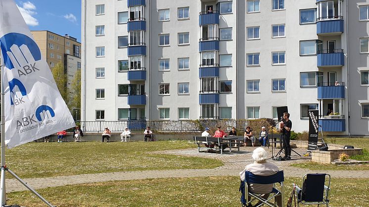 ABK:s hyresgäster bjöds på 115 gårdsmusikkonserter under 2020.