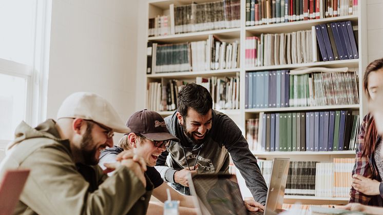 Stöden som delas ut av Länsstyrelsen går till olika satsningar inom integrationsarbetet, från utbildningsinsatser till boendefrågor. Foto:  Priscilla Du Preez för Unsplash
