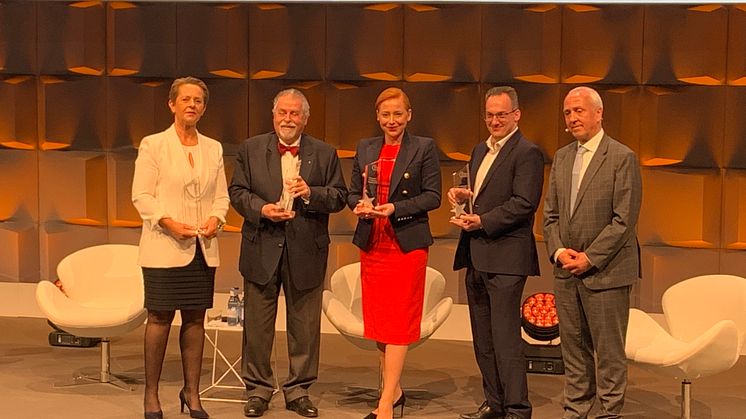 Gerda Meppeling (links im Bild) erhält den FTTH Individual Award des FTTH Council Europe