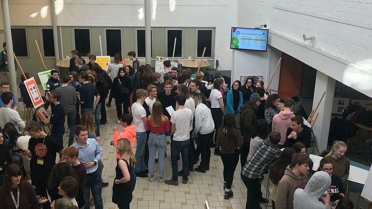 Gruppresentationer i Nacka Gymnasiums ljushall