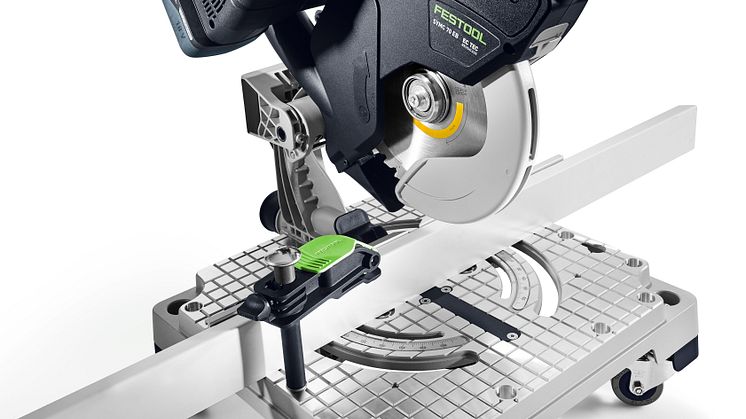 Værktøjsproducenten Festool udvider sortimentet med en ny akku listesav, der skal spare håndværkerne tid og besvær i det daglige ved at optimere arbejdet med tilskæring af lister. Foto: Festool.