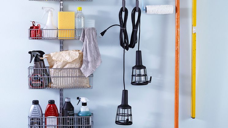 Elfa Utility Door and Wall Rack platinan värisenä