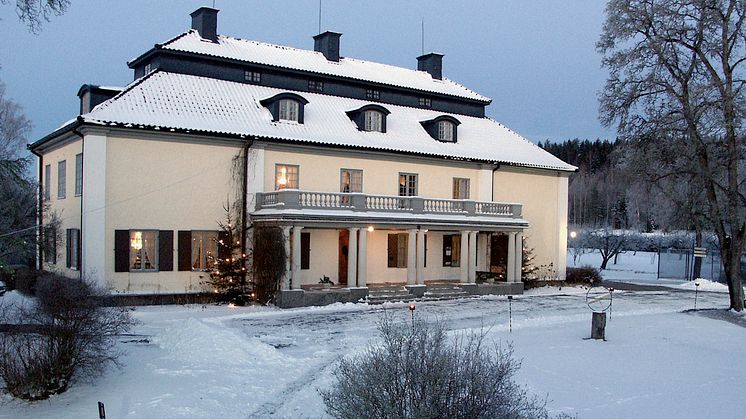 Prisutdelningen i skrivartävlingen "En skröna i Selmas spår" delas ut i biblioteket på Mårbacka, Selma Lagerlöfs hem och minnesgård.