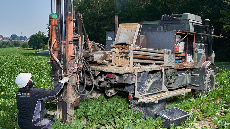 Zwischen Töging und Pirach soll eine neue Hochspannungsleitung gebaut werden. Die Bayernwerk Netz prüft jetzt - wie auf dem Bild bei einem ähnlichen Projekt in Oberbayern - zur Vorbereitung die Bodenbeschaffenheit.