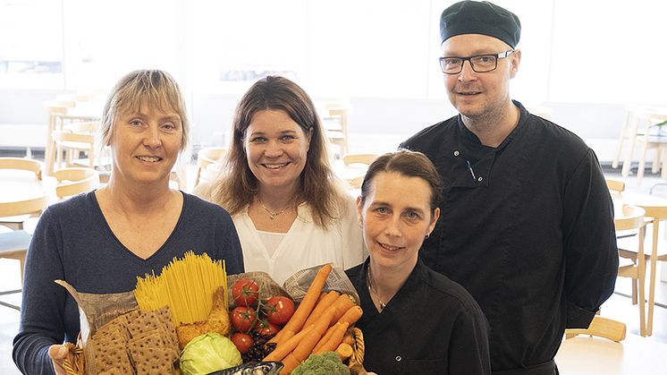På bilden enhetscheferna Camilla Persson och Petra Villman, Katarina Söderman, kock på Södergårdens förskola och Jonas Törner, kock på Kristinebergskolan som alla arbetar för hållbara skolmåltider i Borås Stad.