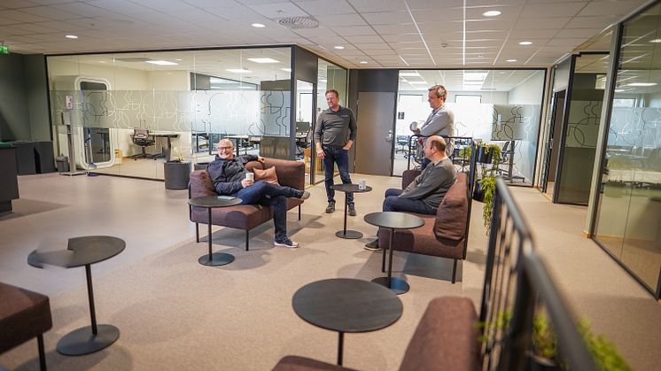 – Deleøkonomi med felles sosiale soner og møterom, mingling og egne lokaler, går hånd i hånd i moderne kontorløsninger, sier Hakon Lærum i Kontorhuset (til venstre).