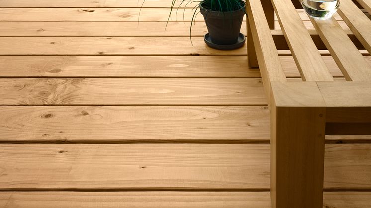 CetaBever komt met uniek nieuw product: Natuurlijk Effect. Het beschermt tuinhout als een beits, maar heeft het natuurlijke matte uiterlijk van een olie.