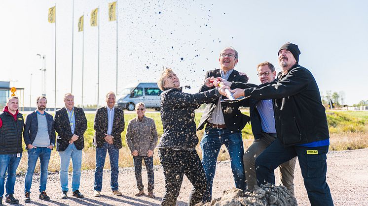 På bilden: Kikki Liljeblad (S), kommunalråd, Norrköpings kommun, Pontus Lindblad, näringslivsdirektör, Norrköpings kommun, Gunnar Cederberg, verksamhetschef inom Norrköpings kommun, samt Lennart Jansson, lagerarbetare, Rusta. Foto: Ristenstrand