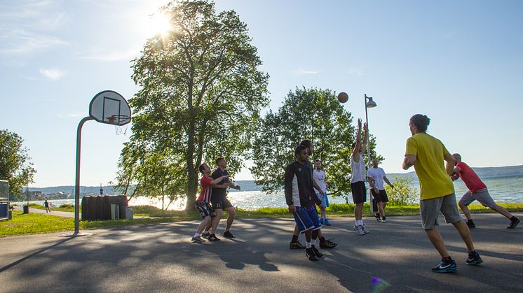 Häng med Erikshjälpen på Vätterstranden