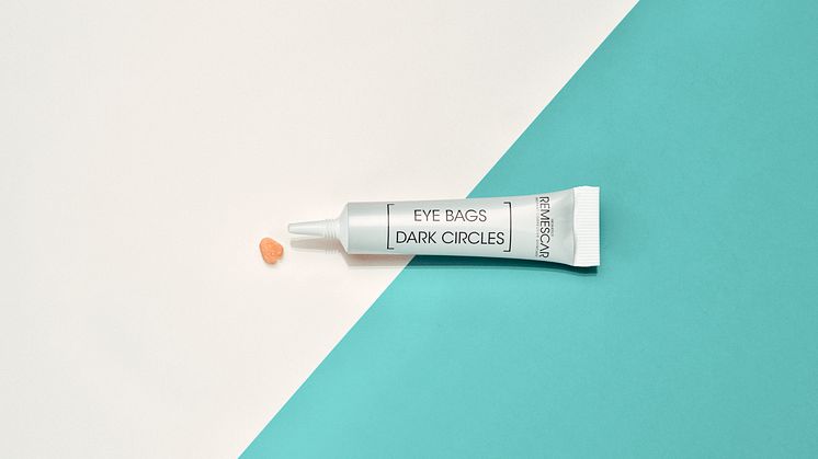 Remescar Eye Bags & Dark Circles - produkt mot bakgrund