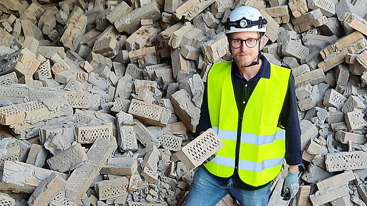 En nyckelperson i satsningen på återbruk av tegel hos Brukspecialisten är Carl Hansson i sin roll som konstruktör samt projektledare för återbruksproduktionen. Ett arbete som nu lett till att man tilldelats Woodys Miljö & Hållbarhetspris 2020.