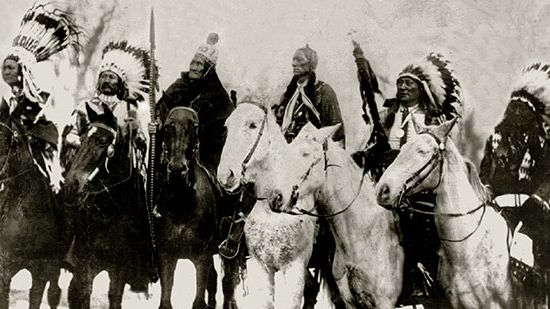 Bildtext: Hövdingarna Little Plume, Buckskin Charlie, Geronimo, Quanah Parker, Hollow Horn Bear och American Horse besöker skolan i Carlisle på väg till president Theodore Roosevelts installationsceremoni i Washington 1905.