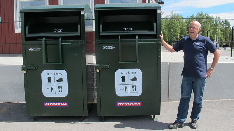 Driftchef Jan Björk visar de nya containrarna för återvinning av textilier som nu finns vid Mosseruds återvinningsanläggning i samarbete med Myrorna. 