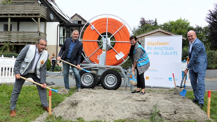 Spatenstich für Glasfaser in Modautal/Hessen (v.l.): Landrat Klaus Peter Schellhaas, Jörg Lautenschläger, Bürgermeister von Modautal, Barbara Jacob, Bereichsleiterin bei Deutsche Glasfaser und ENTEGA-Geschäftsführer Frank Gey.