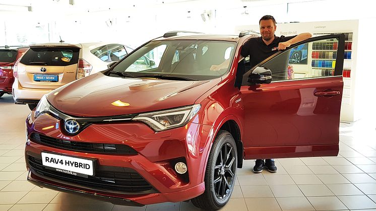 Toyota RAV4 Hybrid får mye skryt av kundene sier Karl-Einar Rengård.