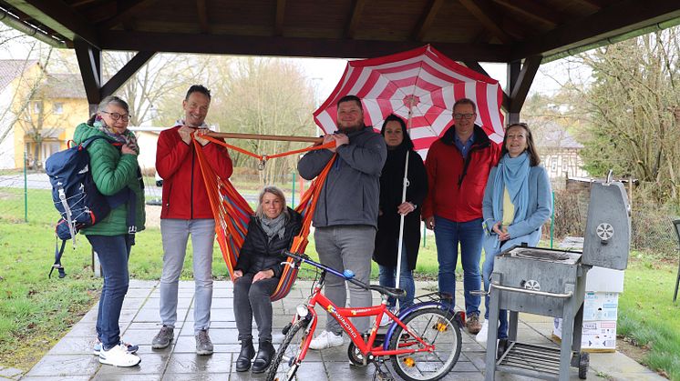 Spende für Freizeitaktivitäten: Christel Diebel, Dr. Bernd Adam, Ramona Diehl, Dawid Greiff, Anne-Katrin Nagler, Markus Kink und Jutta Neumann (von links).