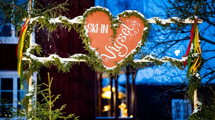 För sjätte året i rad erbjuder Svenska kyrkan i Mora giftassugna skidåkare att viga sig direkt efter målgång i något av loppen under Vasaloppets vintervecka 2024.
