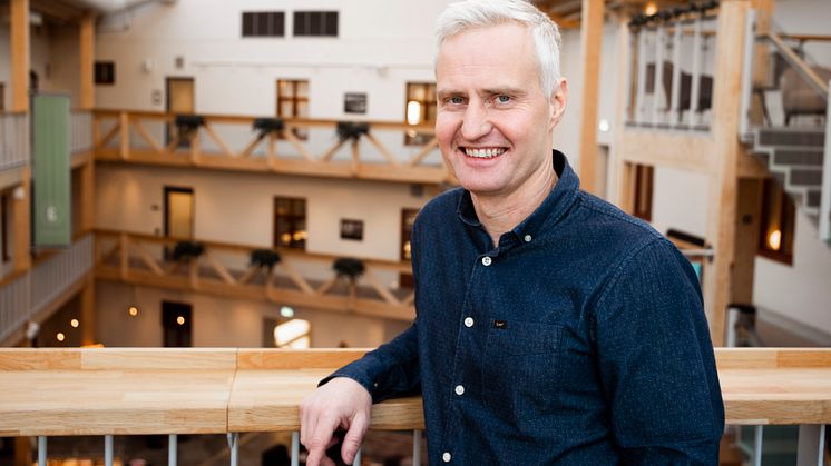 Nicklas Boström, vd för Multi Channel Sweden, hoppas att den unika flishuggen ska revolutionera massaindustrin. ”Genom att ha en jämnare skärhastighet får du mindre spill, vilket gör att du kan använda en större del av råvaran”. 