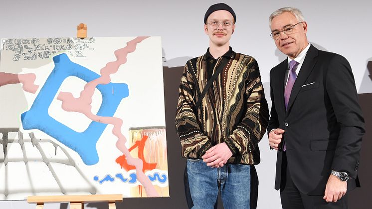 apoBank-Chef Ulrich Sommer gratuliert dem Kunststudenten Tom König zum Stipendium der Bank.