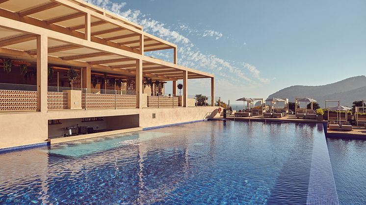 swim-up-bar-zafiro-palace-andratx-camp-de-mar-mallorca-spain