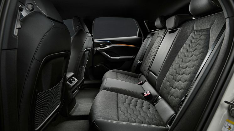Audi A6 e-tron interiør med stofbetræk og panelbeklædning i 100% genanvendt materiale