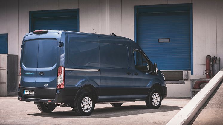 E-TRANSIT_CHROME_BLUE_L2H2_03