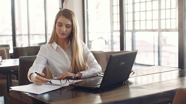 Ny rapport visar att skillnaderna i ränta mellan kvinnor och män minskar