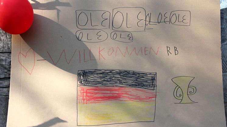 RB-Fußballer kicken im Kinderhospiz Bärenherz mit kleinen Fans um die Wette 