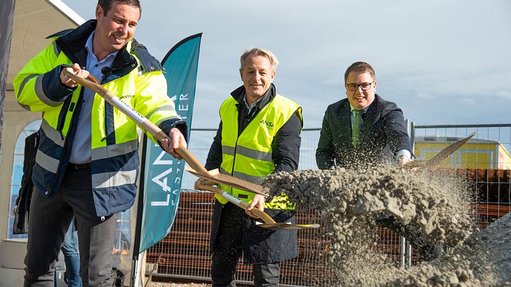 Det första spadtaget togs av Magnus Björkander, vd på Wästbygg Projektutveckling, Claes Malmkvist, vd på Lansa Fastigheter och Fredrik Ljunghill (M), kommunalråd med samordningsansvar för plan- och byggfrågor. Foto: Lunds kommun.
