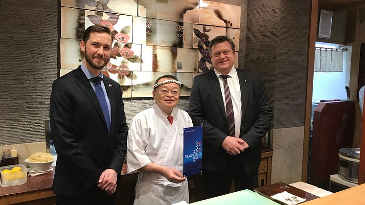 Fiskeriministeren på lunsj hos sushimesteren Masayoshi Kazato under Japanbesøket i mars 2019