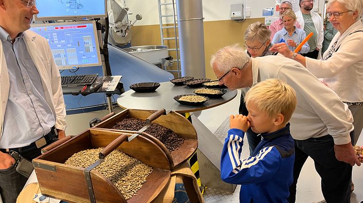 På familiedagen åbnede BKI bl.a. dørene op til risteriet, så store som små kunne få indblik i, hvordan kafferistning går til.