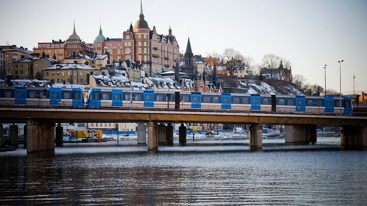 Tunnelbanetåg vid södermalm